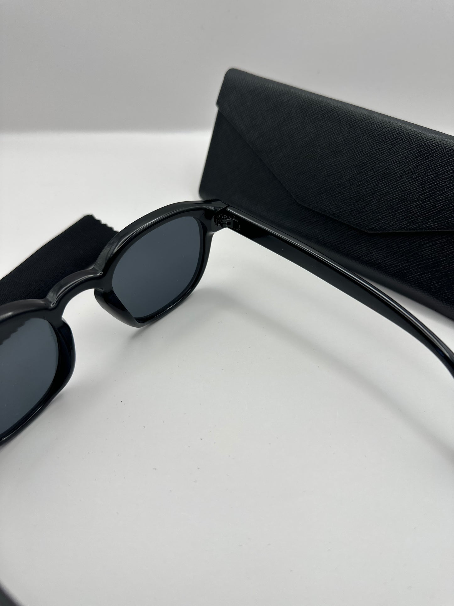 EOS Midnight Black
